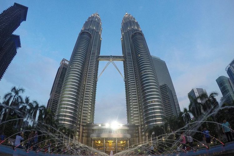 Ilustrasi Menara Kembar di Kuala Lumpur