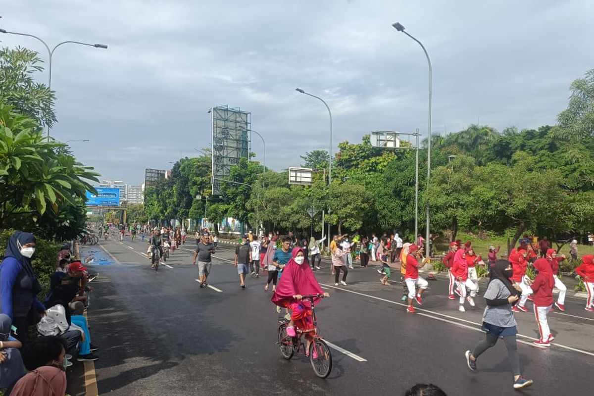 Sejumlah warga yang memadati kawasan Jalan Ahmad Yani, Bekasi Selatan, Kota Bekasi dalam acara Car Free Day (CFD) atau Hari Bebas Kendaraan Bermotor (HBKB), Minggu (29/5/2022).