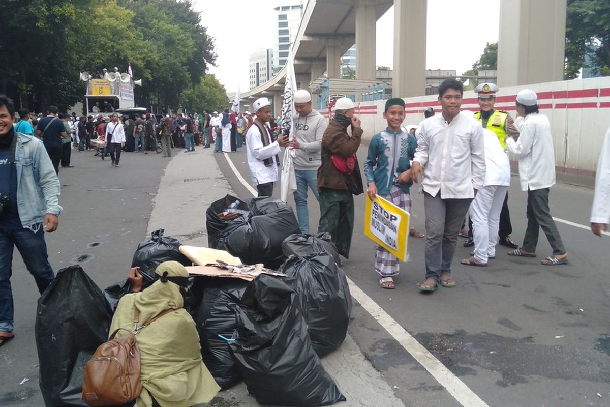 Massa yang berdemo di depan Kedubes India bubar sambil punguti sampah, Jumat (3/6/2020)