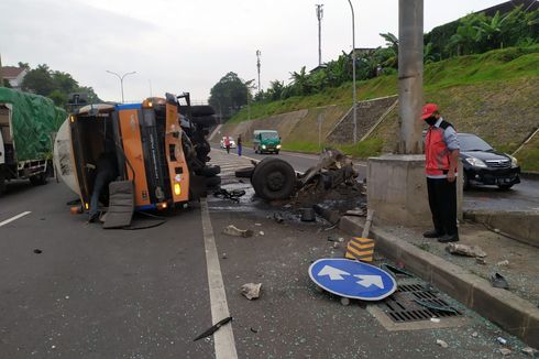 Truk Batu Bara Tabrak Pembatas dan Terguling di Tol JORR, Bagian Depan Ringsek