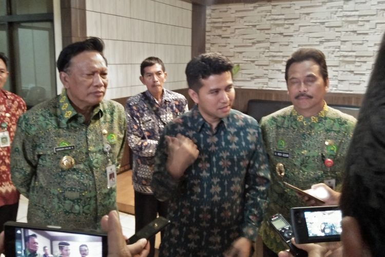 Wakil Gubernur Jawa Timur Emil Elistianto Dardak (tengah) didampingi Bupati Gresik Sambari Halim Radianto (kiri) dan Wakil Bupati Mochammad Qosim (kanan), memberikan keterangan kepada awak media, usai menggelar pertemuan tertutup mengenai penanganan Kali Lamong, Jumat (03/01/2020).