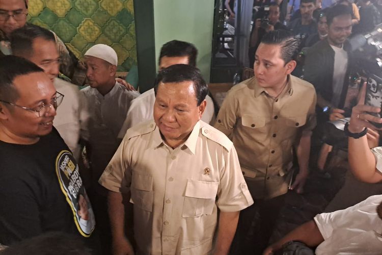 Bakal capres Koalisi Indonesia Maju Prabowo Subianto saat meresmikan Posko Pemilih Prabowo-Gibran (Kopi Pagi) di Gunawarman, Jakarta Selatan, Senin (30/10/2023) malam. 