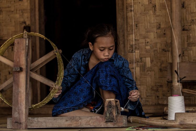 Wanita dari suku Baduy luar menenun kain di Kampung Kaduketug, Desa Kanekes, Lebak, Banten, Selasa (1/3/2016). Orang Baduy hari-hari ini sudah mulai tersentuh modernitas dan mengalami perubahan baik dari cara berpakaian hingga memiliki barang-barang modern.