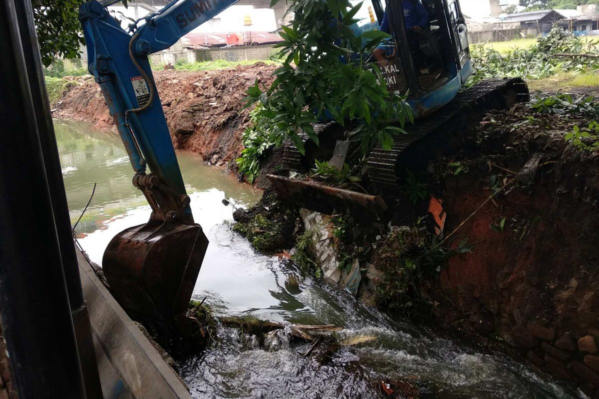 Perbaikan tanggul Kali Uangan di Jalan Swadarma, Rabu (15/11/2017).