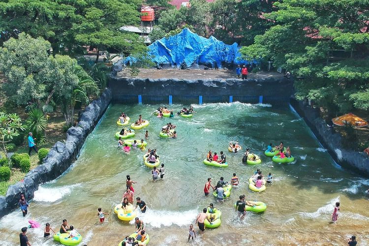 Gerbang Mas Bahari Waterpark atau Bahari Waterpark salah satu wahana permainan air terbesar di Tegal, Jawa Tengah.