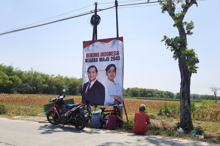 Baliho bergambar Prabowo Subianto dan Gibran Rakabuming Raka di Jalan Seso - Sayuran, Jepon, Kabupaten Blora, Jawa Tengah, Kamis (21/9/2023)