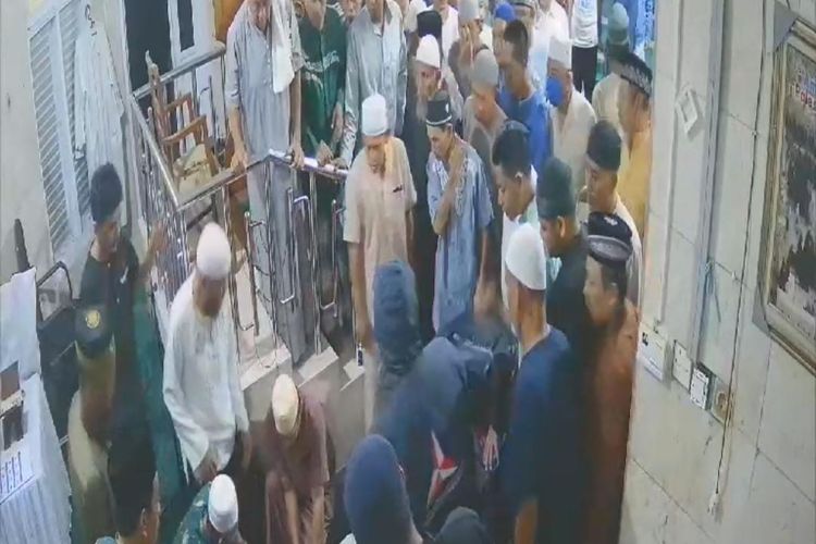 Para jemaah berusaha membantu Syamsul Bahri, imam masjid di Balikpapan yang meninggal saat pimpin salat subuh berjamaah.