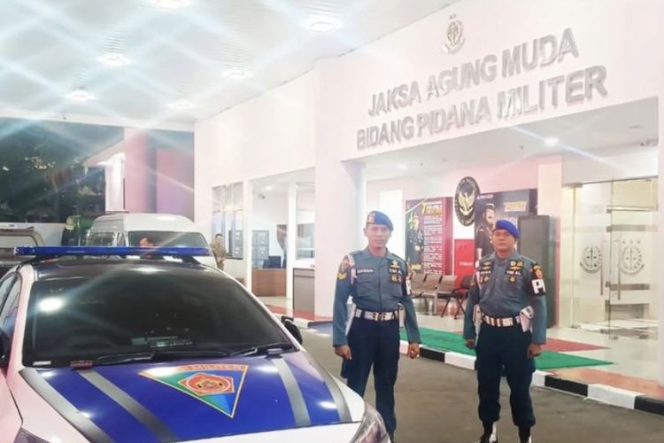 Personel Pusat Polisi Militer (Puspom) TNI meningkatkan pengawasan di Kejaksaan Agung (Kejagung) Republik Indonesia, Jakarta Selatan. Personel Polisi Militer (Pom) TNI yang dipimpin Lettu (Pom) Andri dikerahkan guna melakukan pengamanan khusus, Jumat (24/5/2024) petang.