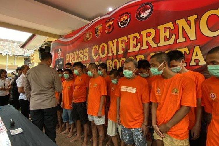 33 tersangka tindak pidana narkotika saat ditangkap oleh Polresta Bogor Kota, Selasa (6/6/2023). 
