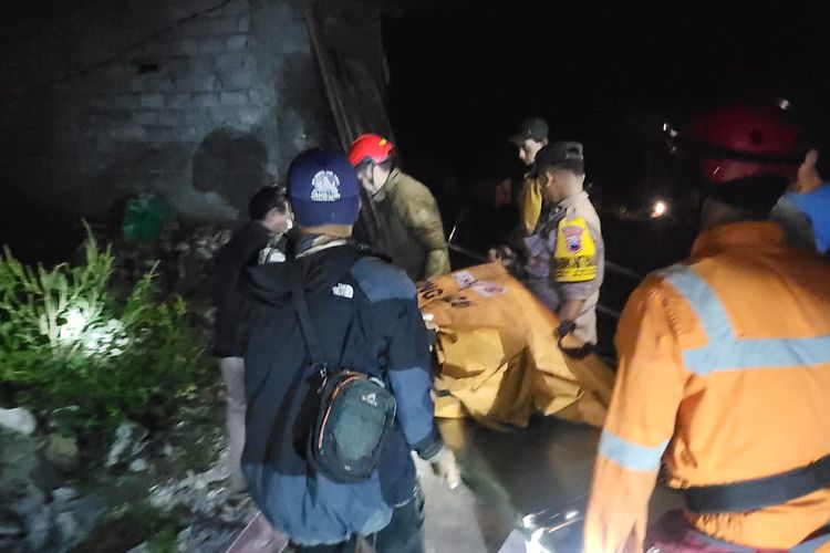 Petugas mengevakuasi pencari barang rosok yang tewas tertimpa tembok rumah kosong