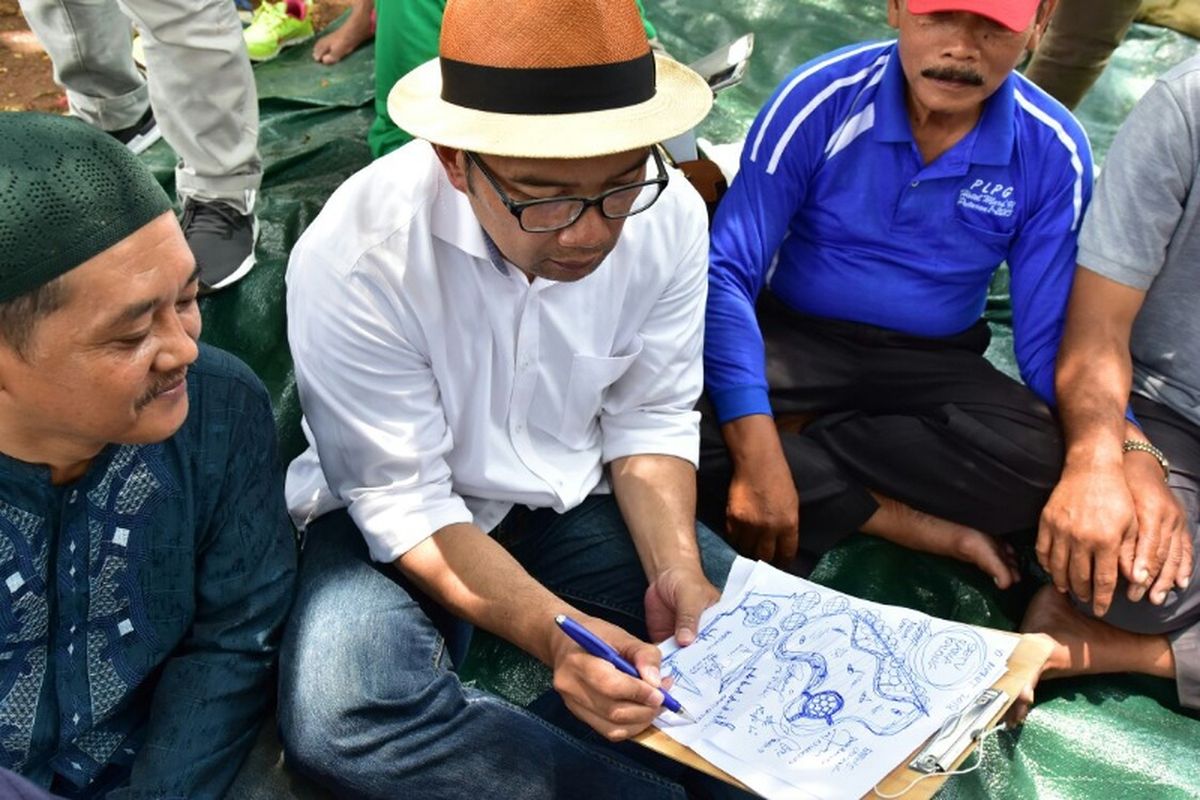 Kandidat gubernur Jawa Barat Ridwan Kamil saat mendesain rencana penataan Situ Rawa Kalong Depok, beberapa waktu lalu. 