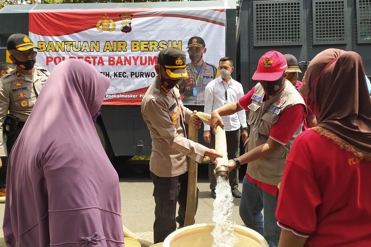 Kapolresta Banyumas Kombes Whisnu Caraka bersama Wakil Bupati Banyumas Sadewo Tri Lastiono mengirimkan bantuan air bersih menggunakan water canon di Desa Kaliputih, Kecamatan Purwojati, Banyumas, Jawa Tengah, Jumat (4/9/2020).