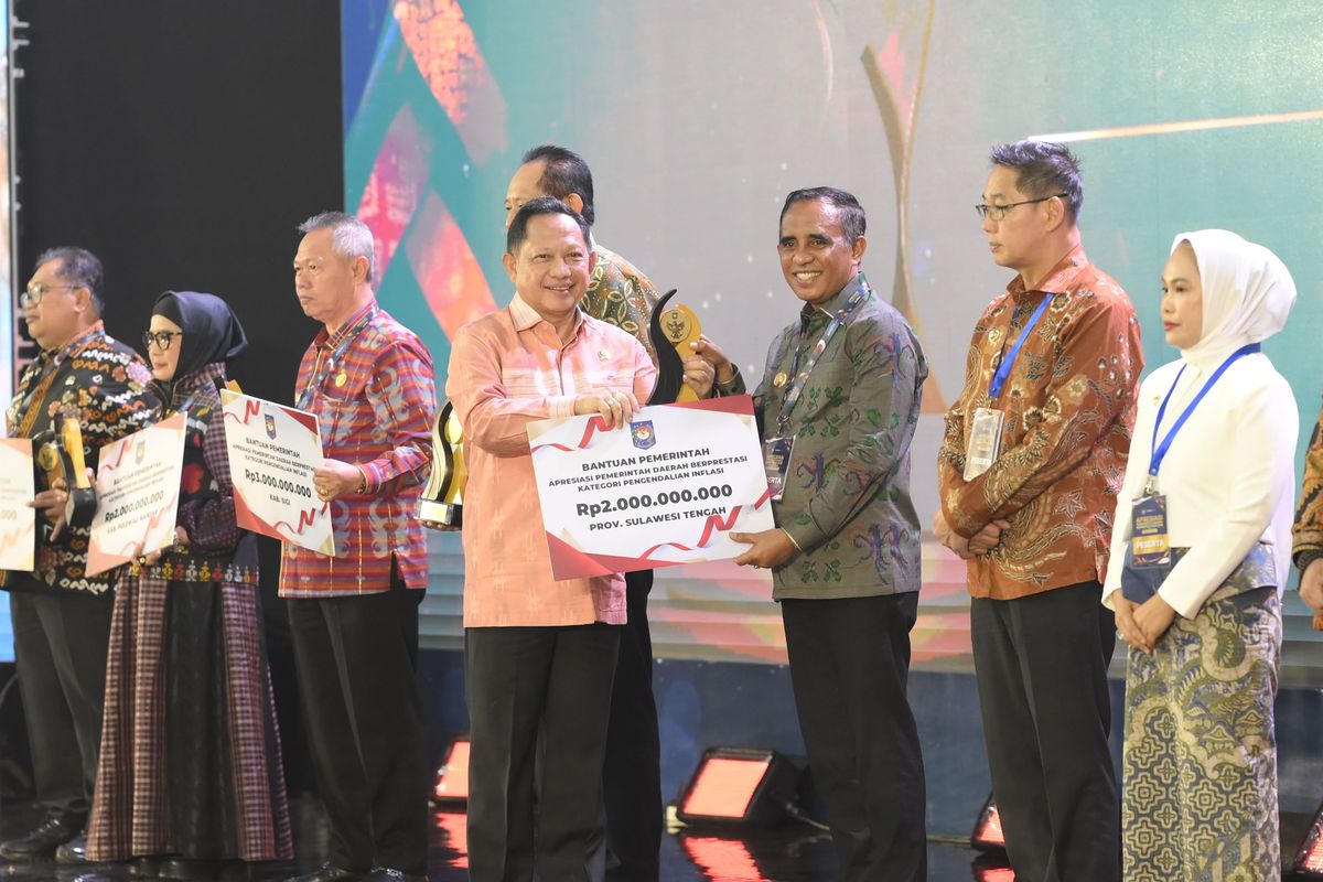 Mendagri Muhammad Tito Karnavian menyerahkan trofi dan insentif secara simbolis kepada Gubernur Sulteng Anwar Hafid di Hotel Claro, Kota Kendari, Sulawesi Tenggara, Jumat (29/5/2026).