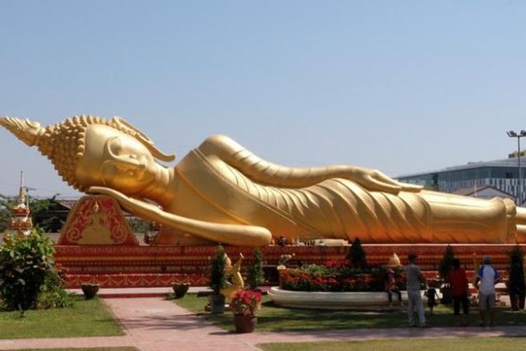 Patung Buddha tidur di komplek Pha That Luang, Vientiane, Laos. 