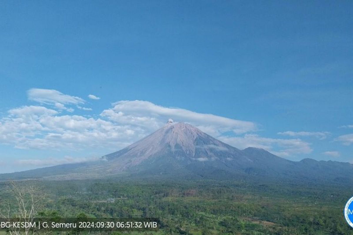 Gunung Semeru erupsi dengan letusan teramati sekitar 400 meter di atas puncak pada Senin (30/9/2024) pagi. 