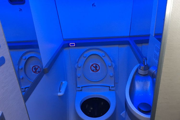 Toilet di pesawat Boeing 737 MAX 8 telah dioperasionalkan oleh Garuda Indonesia, di Bandara Soekarno-Hatta, Tangerang, Minggu (7/1/2018). 
