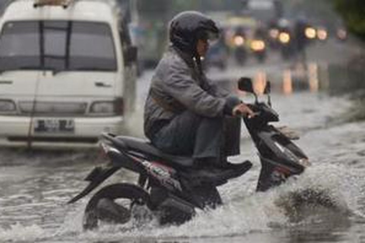 Ilustrasi motor matik di genangan air