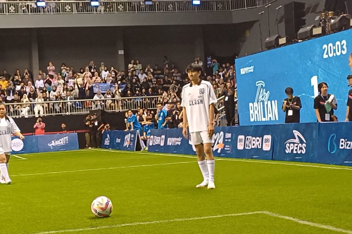 Duta Sheila On 7 saat bertanding dalam acara Mini Soccer Clash di Mahaka Square, Kelapa Gading, Jakarta Utara, Minggu (24/11/2024).