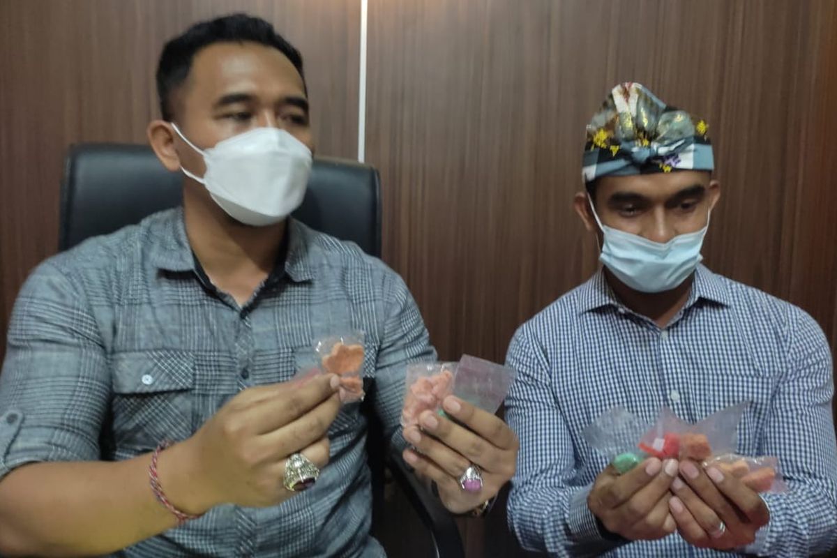 Kasat Narkoba Polres Gianyar, AKP I Gusti Ngurah Jaya Winangun bersama salah satu pelaku pembagi kue, MN, saat menunjukkan barang bukti kue di Polres Gianyar, pada Jumat (8/4/2022). /Dok. Istimewa. 