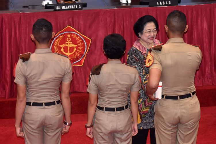 Mantan Presiden Megawati Soekarnoputri (kedua kanan) memberikan cinderamata buku kepada perwakilan calon perwira TNI saat menghadiri acara pembekalan calon Perwira Remaja di Mabes TNI, Jakarta, Jumat (21/7/2017). Dalam pembekalan tersebut Megawati Soekarnoputri memberikan paparan mengenai kebhinekaan dan pemahaman mengenai ideologi Pancasila. 