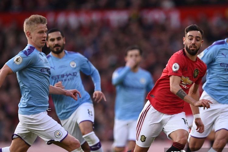 Bruno Fernandes (kanan) berduel dengan  Oleksandr Zinchenko (kiri) pada laga Manchester City vs Manchester United dalam lanjutan pekan ke-29 Liga Inggris di Stadion Old Trafford, Minggu 8 Maret 2020.