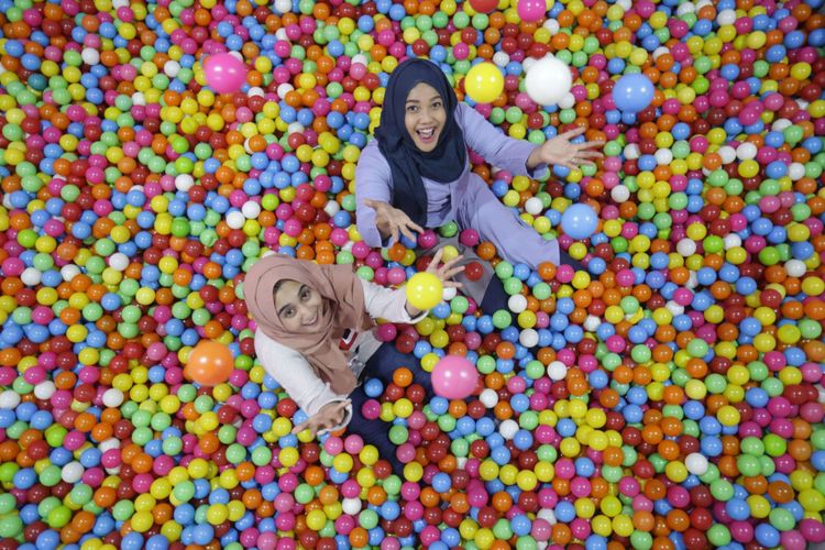 Sejumlah pengunjung berpose di salah satu spot wahana sweet treats di Scientia Square Park (SQP), Serpong, Tangerang, Banten, Selasa (8/1/2019). Dengan harga tiket Rp 35.000 pengunjung bebas berfoto di berbagai spot dengan latar replika makanan manis yang didominasi warna pastel, event ini akan berlangsung hingga April 2019 mendatang.