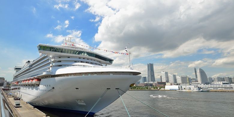 Kapal pesiar Diamond Princess di pelabuhan Yokohama, Jepang.