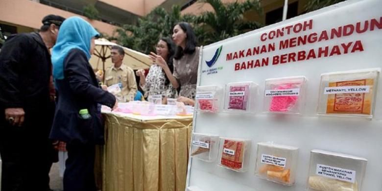 Contoh makanan mengandung bahan berbahaya diperlihatkan kepada guru dan siswa di SD Negeri 009 Pagi Rawamangun, Jakarta Timur, Senin (13/4).