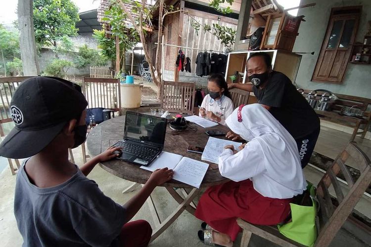 Seorang pria asal Desa Pagersari, Kecamatan Mungkid, Kabupaten Magelang, Jawa Tengah, Agung Nugroho alias Begawan Prabu, secara sukarela menyediakan akses internet atau wifi gratis bagi anak-anak sekolah di sekitarnya, Senin (2/8/2021).