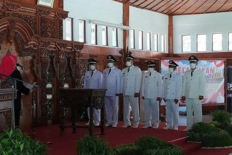 
Bupati Sragen Kusdinar Untung Yuni Sukowati ketika melantik enam Kades Antar Waktu di Pendopo Sumonegaran Rumah Dinas Bupati Sragen, Senin (1/8/2022) 
