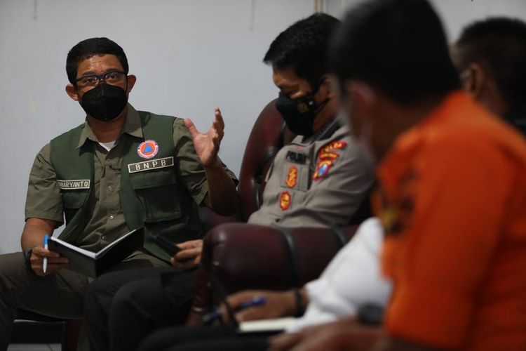 Kepala BNPB Letjen TNI Suharyanto (kiri) memberikan arahan di Kantor Kecatan Pasirian, Kabupaten Lumajang, Jawa Timur, Minggu (5/12/2021).
