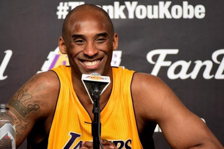 Pebasket Los Angeles Lakers, Kobe Bryant, saat menghadiri sesi konferensi pers pasca pertandingan melawan Utah Jazz di Staples Center, Los Angeles, California, Rabu (13/4/2016) malam waktu setempat atau Kamis WIB.