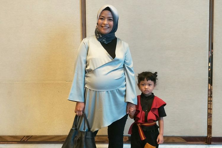 Tantri Syalindri bersama anak pertamanya, Kara saat berada di suatu acara di kawasan Kuningan, Jakarta Selatan, Senin (16/12/2019)