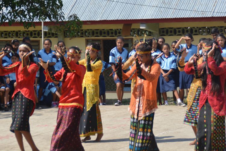 Siswi SMPK Waemokel, Kabupaten Manggarai Timur, NTT, mementaskan tarian Lipa Songke bagi turis Italia dan Jerman, Kamis (16/8/2018).  