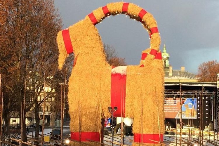 Patung jerami raksasa kambing Yule dalam perayaan Natal di Swedia. 