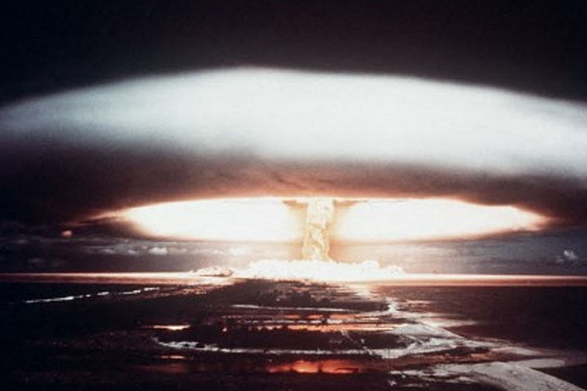 Gambar yang diambil pada tahun 1971, menunjukkan ledakan nuklir di atol Mururoa. 