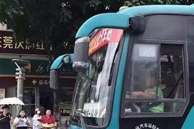 Seorang bocah 12 tahun mencuri sebuah bus dan membawanya selama 40 menit berkeliling kota Guangzhou.