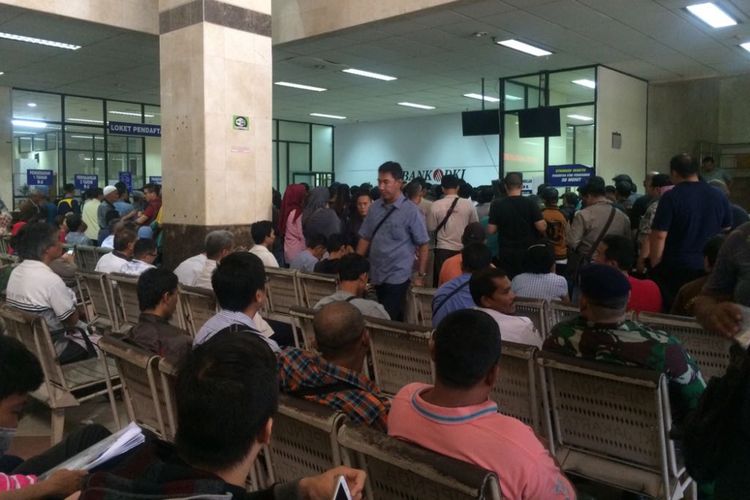 Suasana di Kantor Samsat Jakarta Utara dipenuhi warga yang hendak mengurus keperluannya, Kamis (21/6/2018).