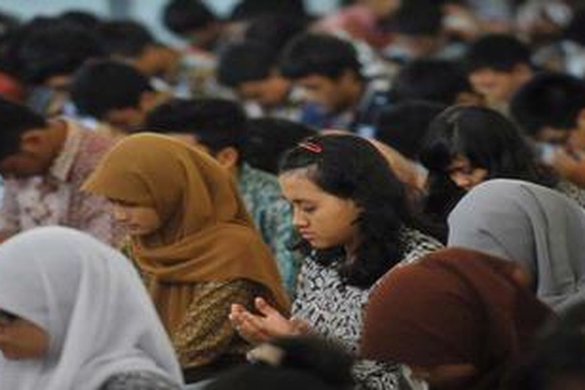 Ilustrasi: Murid kelas XII berdoa bersama memohon kelancaran dalam mengerjakan soal Ujian Nasional di SMA Negeri 8 Yogyakarta, Jalan Sidobali, Yogyakarta, Jumat (13/4/2012).
