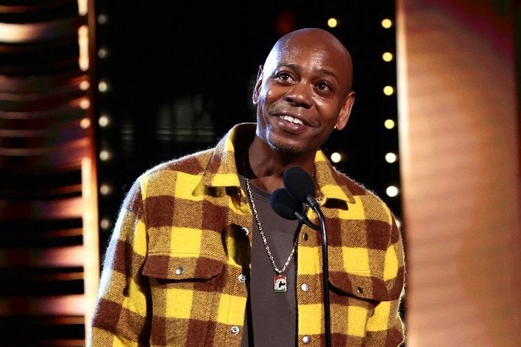 Komedian Dave Chappelle tampil di panggung  36th Annual Rock & Roll Hall Of Fame Induction Ceremony yang digelar di Rocket Mortgage Fieldhouse, Cleveland, Ohio, pada 30 Oktober 2021. 