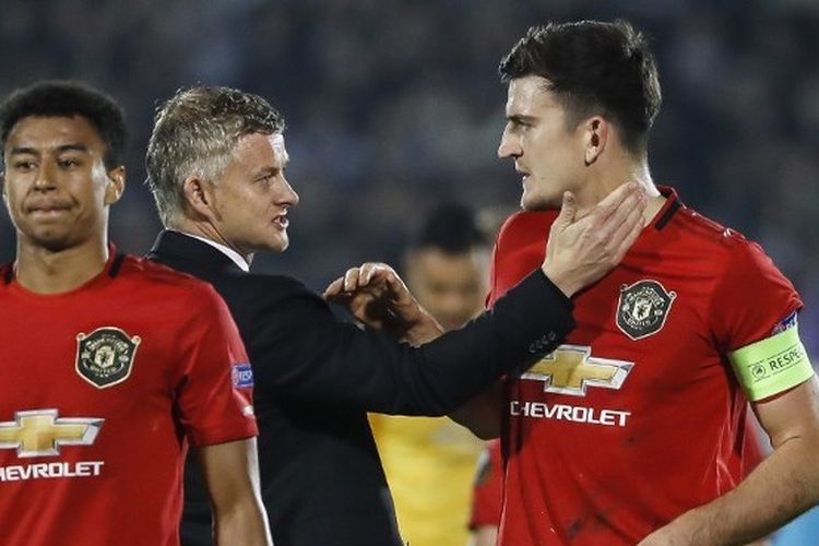 Pelatih Manchester United, Ole Gunnar Solskjaer memberi arahan kepada Harry Maguire kala bertandang ke markas Partizan dalam Liga Europa, Kamis (24/10/2019) malam WIB.