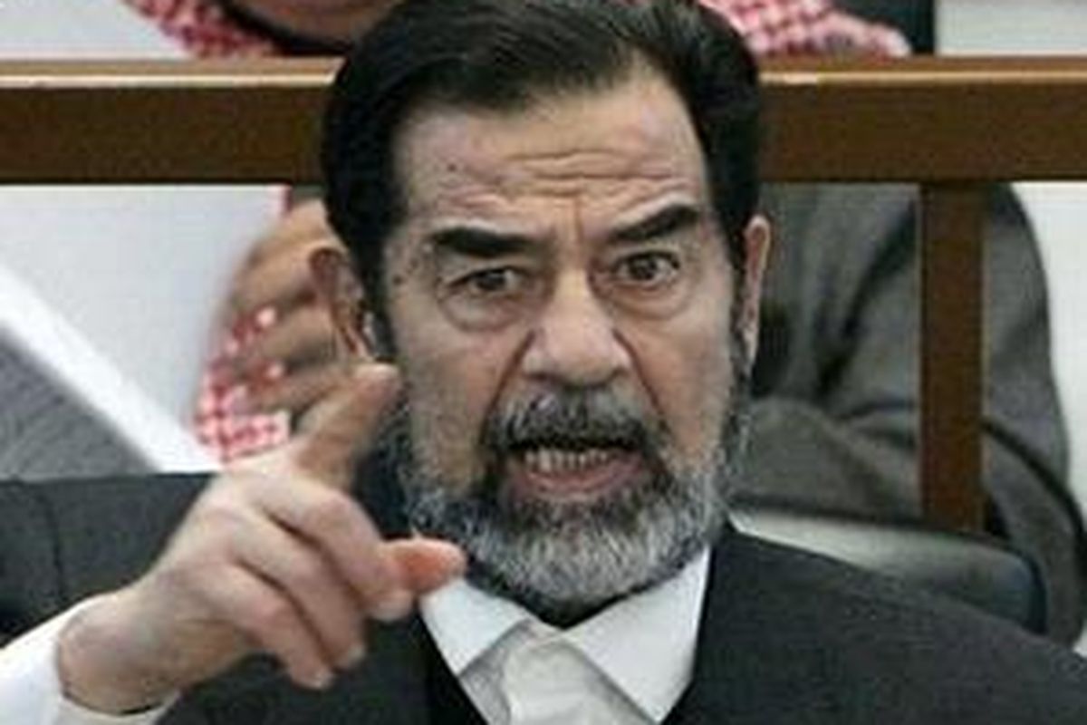 Saddam Hussein saat berbicara dalam persidangan.