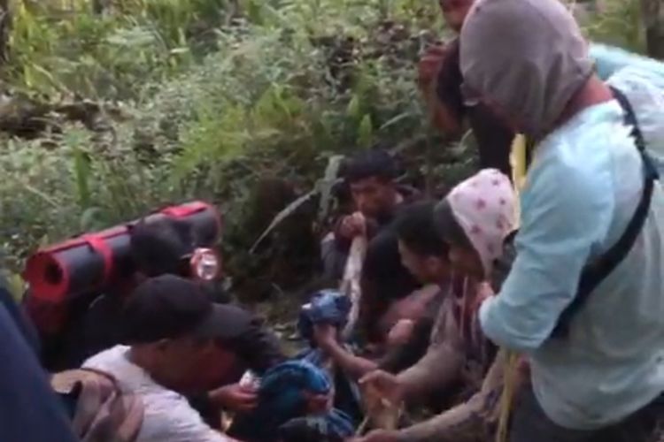 tangkapan layar evakuasi pendaki yang meninggal di rinjani, Senin (24/4/2023)