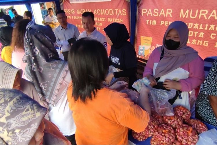 Sejumlah warga memadati pasar murah yang dilakukan Tim Pengendali Inflasi Daerah (TPID) Kota Cirebon, di depan Vihara Pemancar Keselamatan, Rabu (18/1/2023). Warga menyerbu karena harga sejumlah komoditas yang dijual relatif lebih murah di pasaran