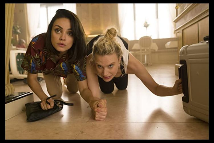 Mila Kunis dan Kate McKinon.dalam film The Spy Who Dumped Me (2018)