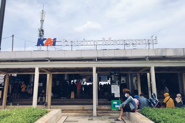 Suasana di depan Stasiun Manggarai, Jakarta Selatan, Rabu (4/5/2022). 