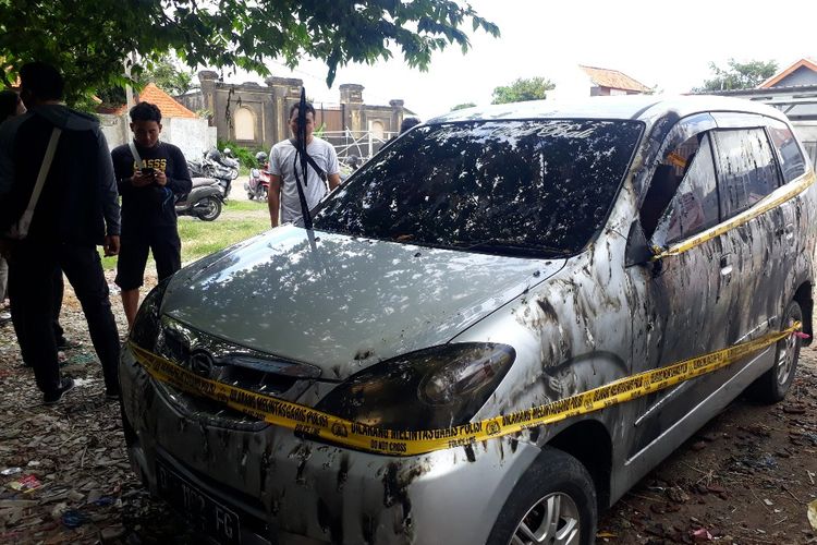 Mobil Daihatsu Xenia dibakar di parkiran oleh pelaku, Minggu (28/6). 