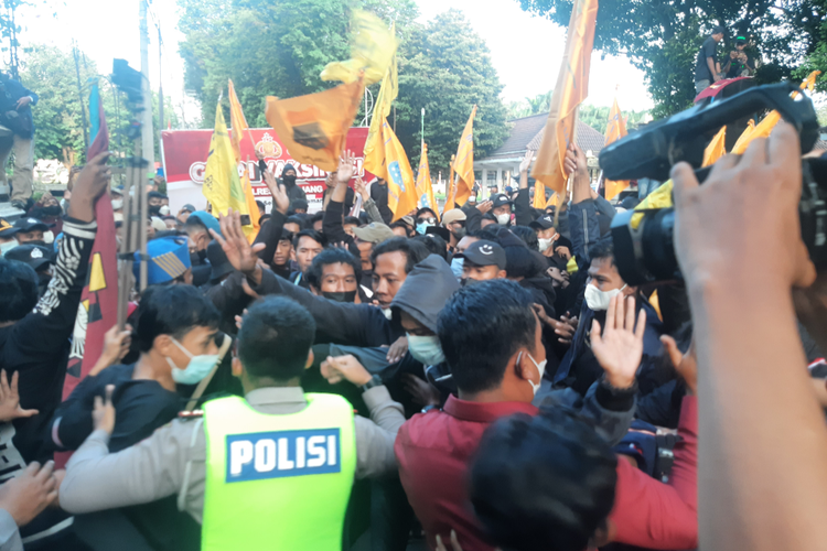 Aksi saling dorong saat demo Lumajang antara polisi dan mahasiswa didepan kantor Pemkab Lumajang, Selasa (12/4/2022)