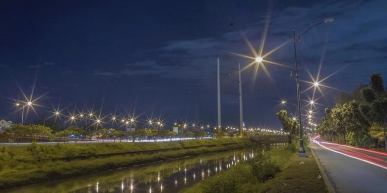 Ilustrasi: Lampu penerangan jalan menyala di sekitar menara saluran udara tegangan ekstra tinggi (sutet) 500 kilovolt milik PT Perusahaan Listrik Negara di Kanal Timur, Duren Sawit, Jakarta Timur.