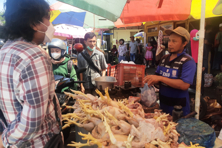 Harga daging ayam di Kabupaten Lumajang alami kenaikan cukup tinggi jelang lebaran, Jumat (29/4/2022)